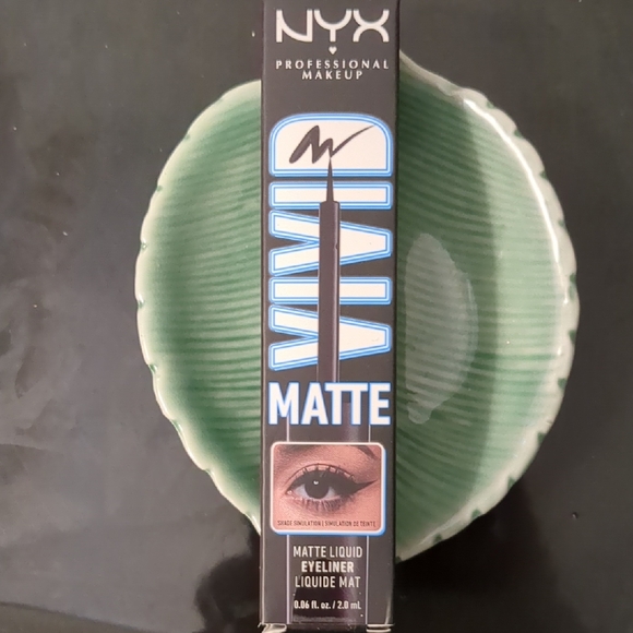 Liquid Eyeliner - Picture 1 of 3